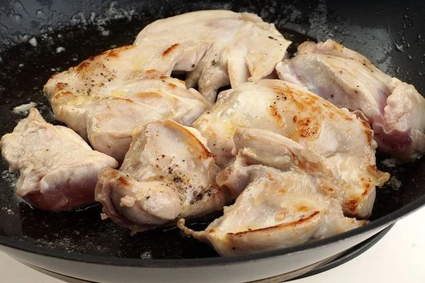 Обжарить порционные кусочки кролика на разогретой с сливочным маслом сковороде с двух сторон до золотистой корочки. Посолить, поперчить по вкусу. В конце добавить грибы, обжарить еще 1 минуту.