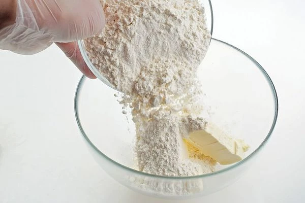Приготовить тесто: в размягченное сливочное масло всыпать муку.