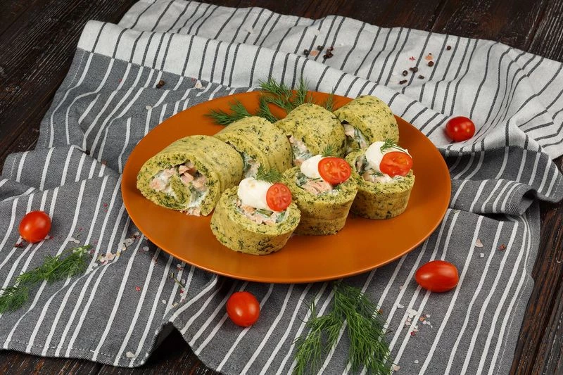 Зеленый рулет с рыбой