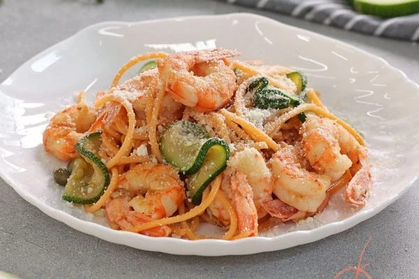 Готовую пасту переложить на тарелку посыпать пармезаном и подавать. Приятного аппетита! 

