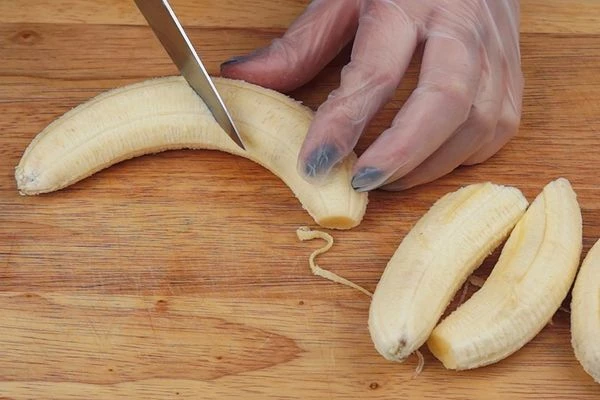 Бананы разрезать вдоль или поперек на две части.