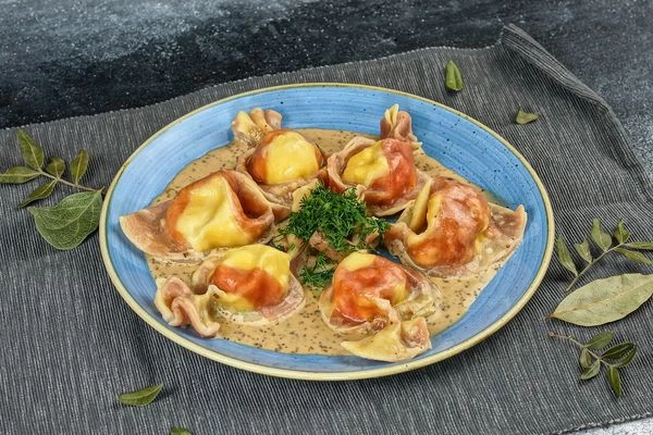 Украсить зеленью, подавать с любимым соусом (у нас ореховый).