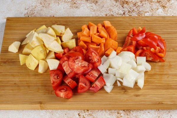 Айву и овощи нарезать крупным кубиком.