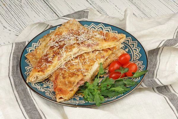 Подать теплую ачму с свежими овощами и зеленью.