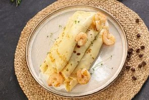 Блины с обжаренными креветками и страчателлой