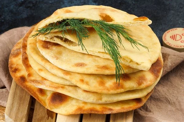  Готовые лепешки смазать растительным маслом, сложить одну на другую, накрыть полотенцем.