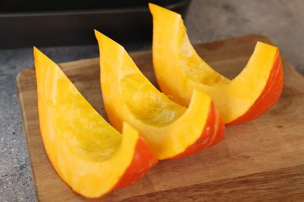 Тыкву вымыть, очистить от семян, нарезать дольками. 