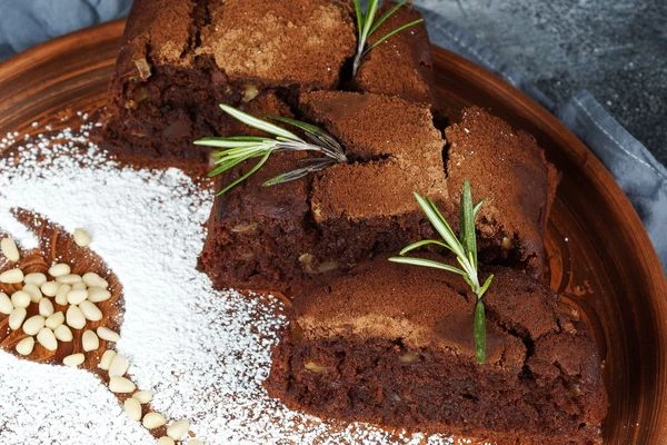 Поскольку кекс почти не сладкий, то при подаче можно украсить сахарной пудрой или растопленным шоколадом.