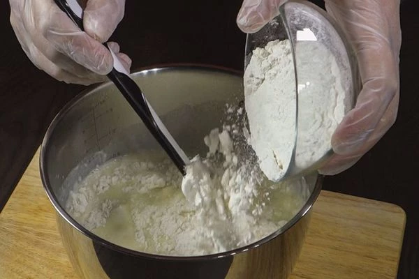 Снять с огня, всыпать муку, хорошо перемешать. 