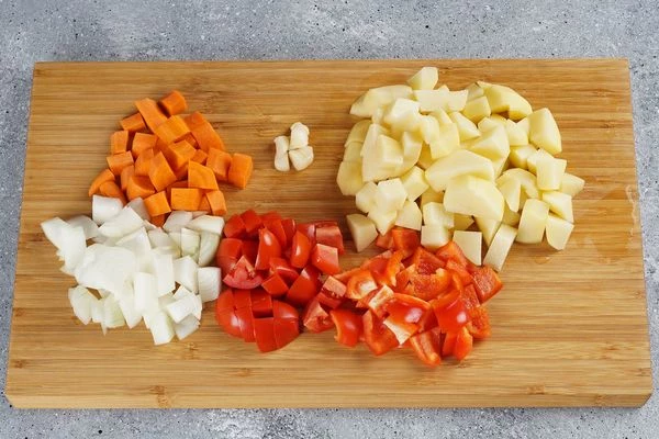 Овощи нарезать крупным кубиком.