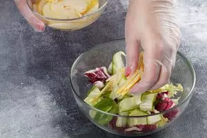 В салатнике смешать микс салатов, тонко нарезанную пластиками грушу, тонкие полоски свежего  огурца.