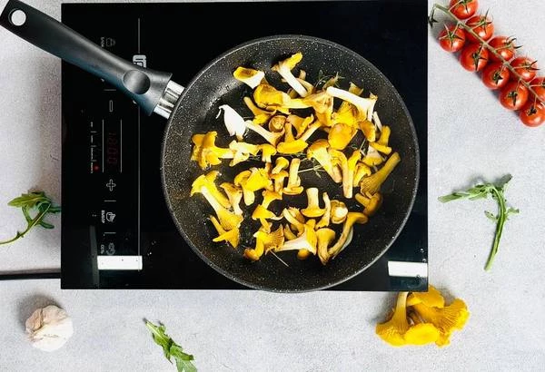 Лисички тщательно промыть от грязи и песка, обсушить бумажным полотенцем. Обжарить на хорошо разогретой сковороде с добавлением чеснока и тимьяна. 