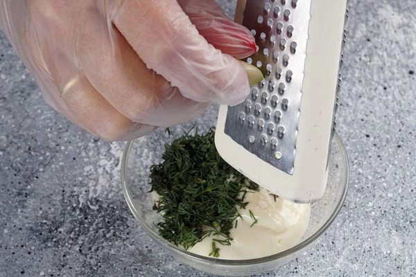 Приготовить соус: майонез или сметану (на Ваш вкус) смешать с мелко нарезанным укропом и тертым чесноком.