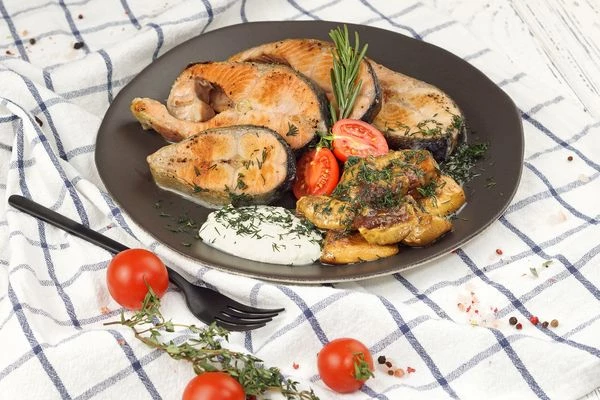 Украсить стейки грибами, соусом и зеленью.
