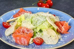 Салат Цезарь с красной рыбой