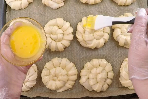 Булочки выложить на противень, на пергамент, смазать желтком. Булочки с рисом мы посыпали кунжутом. Выпекать в разогретой до 200С духовке 15-20 минут.