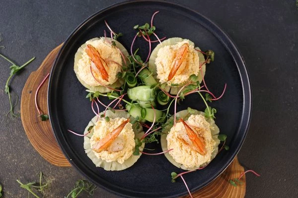 Оформить микрозеленью и слайсами огурца. Приятного аппетита!