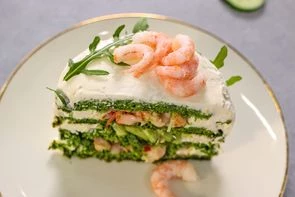 Закусочный бенто-торт с коржами из шпината, отварными креветками и творожным сыром