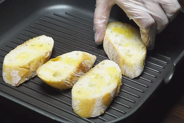 Обжарить на сухой сковороде (гриль).