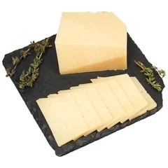 Сыр твердый Фрибург из козьего молока Усадьба Деревягино 50% жир. 200г