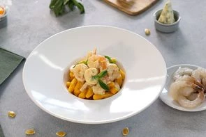 Тыквенные ньокки с креветками и соусом из голубого сыра