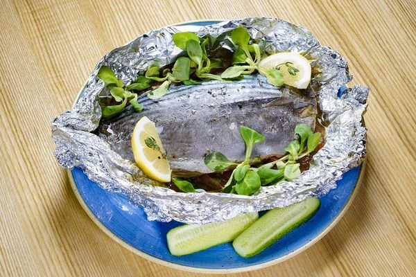 Украсить дольками лимона и зеленью.