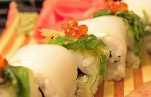 Ролл Урамаки с кальмаром и салатом Чука