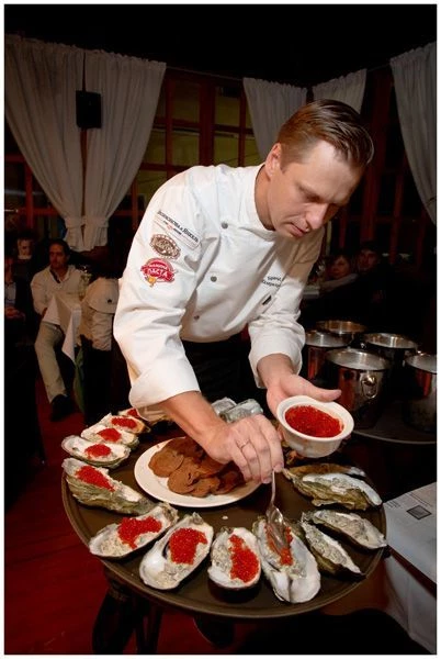 Раскладываем по раковинам и добавляем красную икру. Блюдо готово. Приятного аппетита