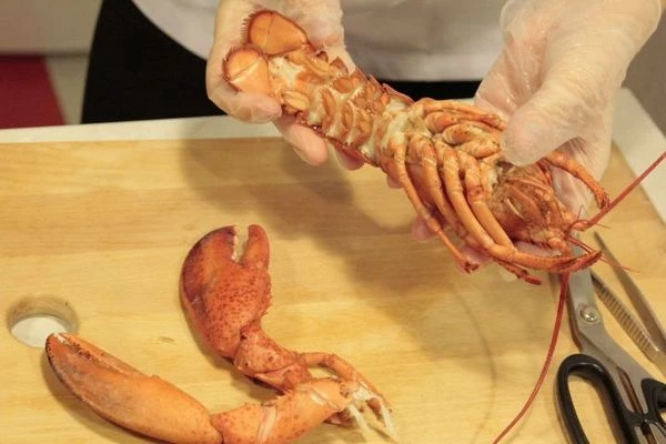 Для разделки лобстера вам понадобятся большой нож и ножницы.