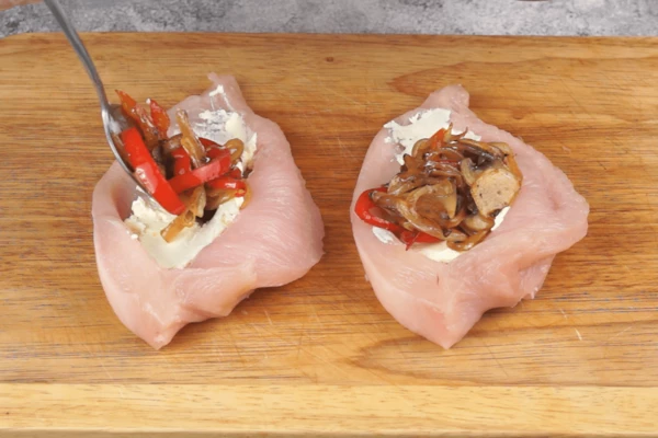 В кармашек грудки положить по 2 ст.л сыра, затем выложить овощную начинку. Закрепить края с помощью зубочистки. 