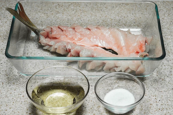 Посолить, замариновать в белом вине на 10-15 минут.