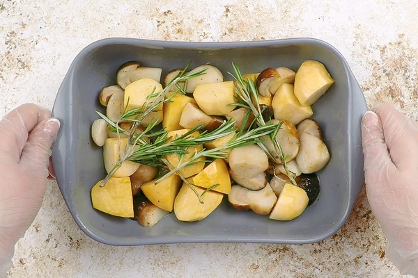На противень выложить репу, грибы, добавить веточки розмарина, посолить, поперчить, сбрызнуть маслом. 