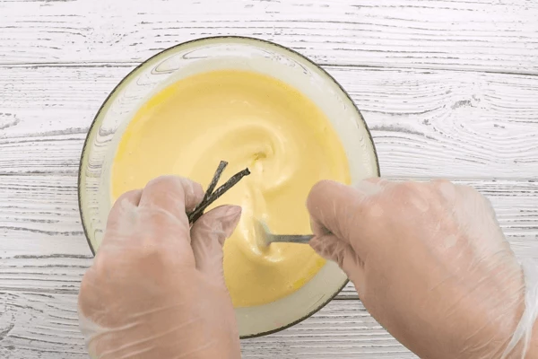  В конце добавить ванильный стручок или его семена. Поставить тесто в холодильник на 30-40 минут. Форму для запекания тоже уберите в холодильник.
