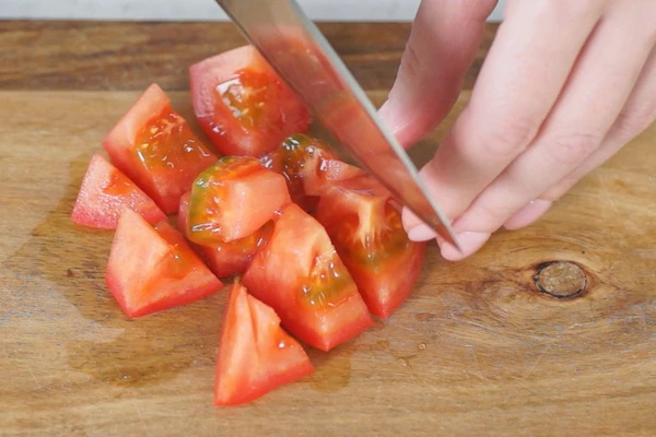 Томаты и болгарский перец нарезать кубиком.