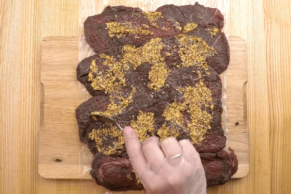 Смазать всю поверхность горчицей.