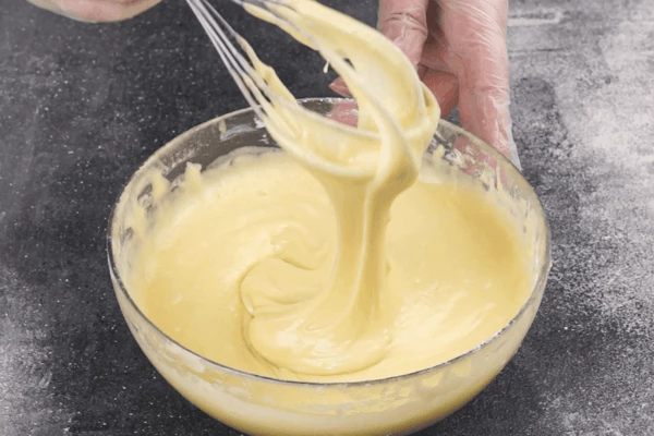 Замесить тесто, чтобы получилась консистенция густой сметаны. 