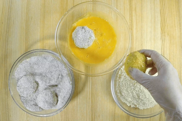 Затем обмакнуть во взбитое яйцо и запанировать в сухарях.