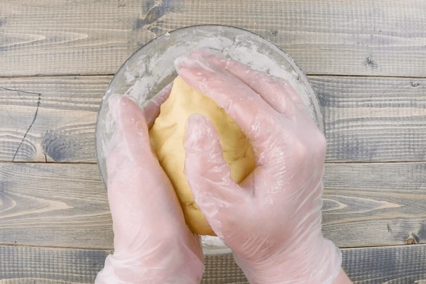 Затем всыпать муку и быстро замесить пластичное тесто. Убрать тесто на 30 минут в холодильник.