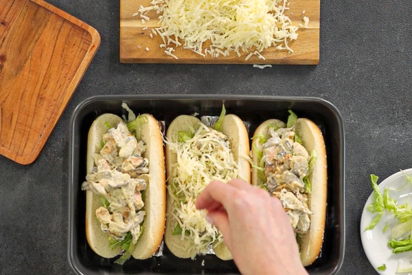 Посыпать натертым сулугуни.