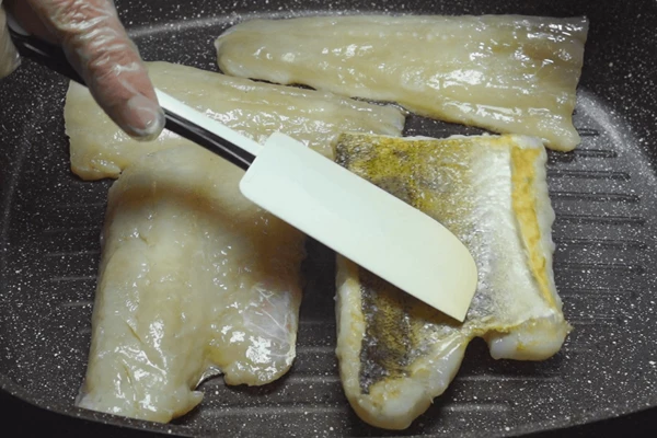 Обжарить на хорошо разогретой сковороде до золотистой корочки с 2 сторон (5-7 минут) до готовности.