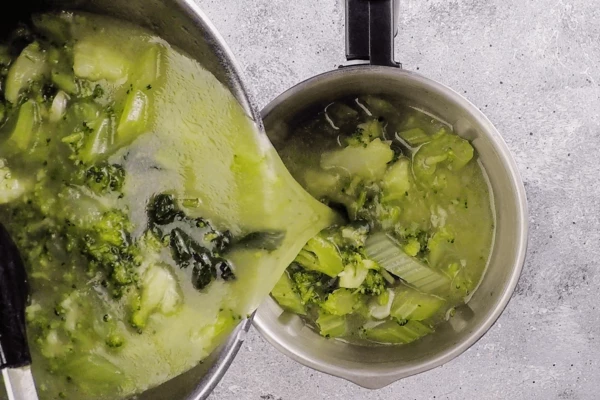 Снять с огня, добавить мяту, пробить суп в блендере до однородности. Довести до вкуса солью, перцем, еще раз прогреть.