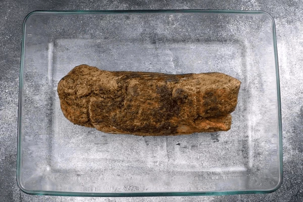 Поставить в разогретую заранее духовку до 170С. Время приготовления: 15 минут на каждые 500 г мяса. Готовое мясо вынуть из духовки, накрыть фольгой и дать отдохнуть 10-15 минут.