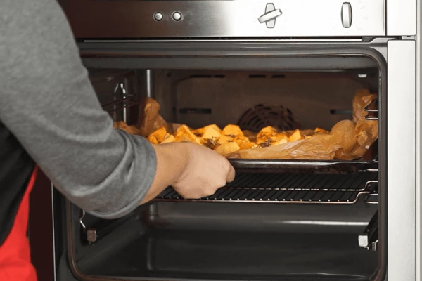 Поставить в разогретую до 200С духовку на 40 минут. Тыква должна пропитаться медом, а сахар карамелизироваться.