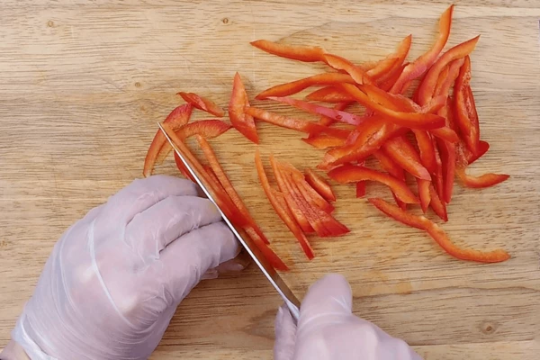 Красный перец нарезать тонкой соломкой