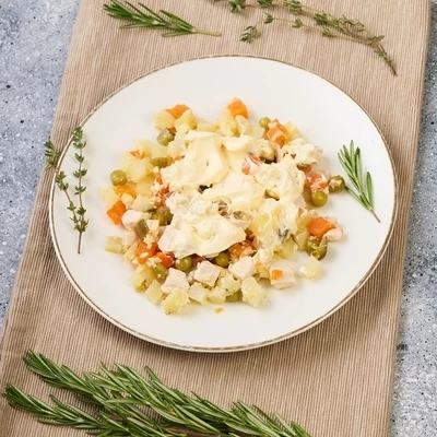 Салат Оливье с курицей Деликатеска 150г РАСПРОДАЖА-1}