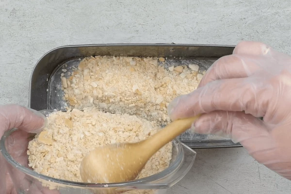 На дно формы выложить слоеную крошку.