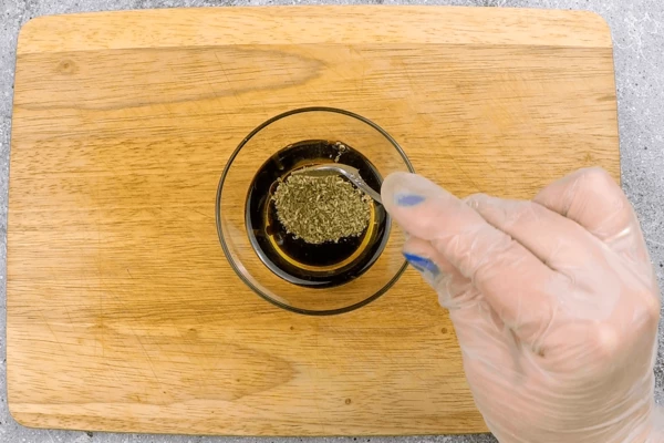 Смешать заправку: оливковое масло, соевый соус и травы - хорошо перемешать. 