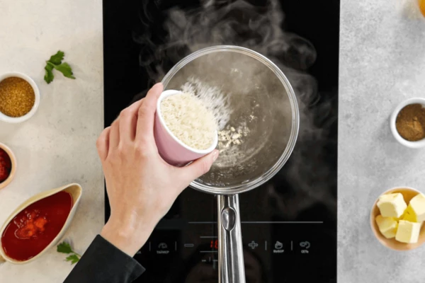 Рис промыть, отварить до полуготовности.