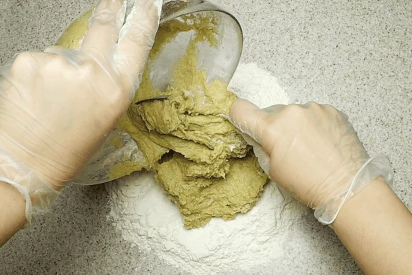 На стол высыпать оставшуюся муку, вымесить плотное тесто, сформовать в шар, накрыть и оставить на 1 час для подъема.