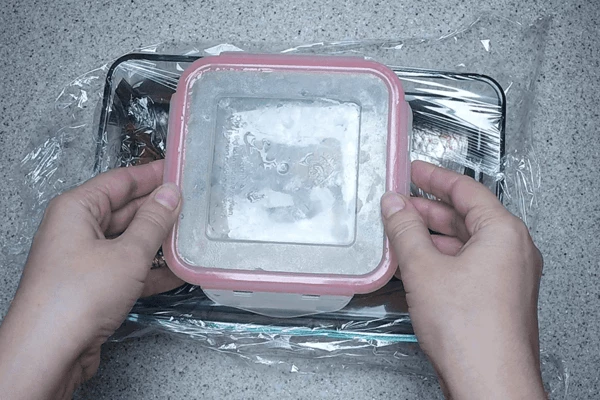 Сверху установить груз (гнет). Убрать в холодильник на 8-10 часов, в зависимости от необходимого посола.